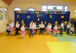 Grupa dzieci śpiewa piosenkę.